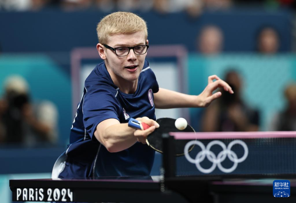 举足轻重的 举足轻重的